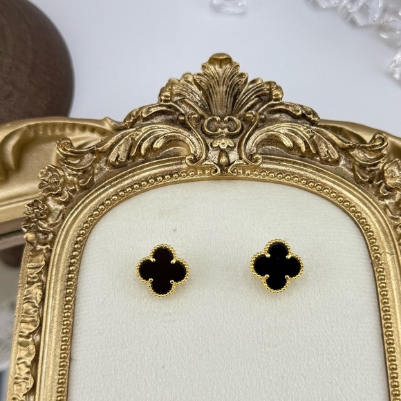 Lucky Alhambra Clover Earrings with Logo – Sterling Silver - Picture 4 of 9